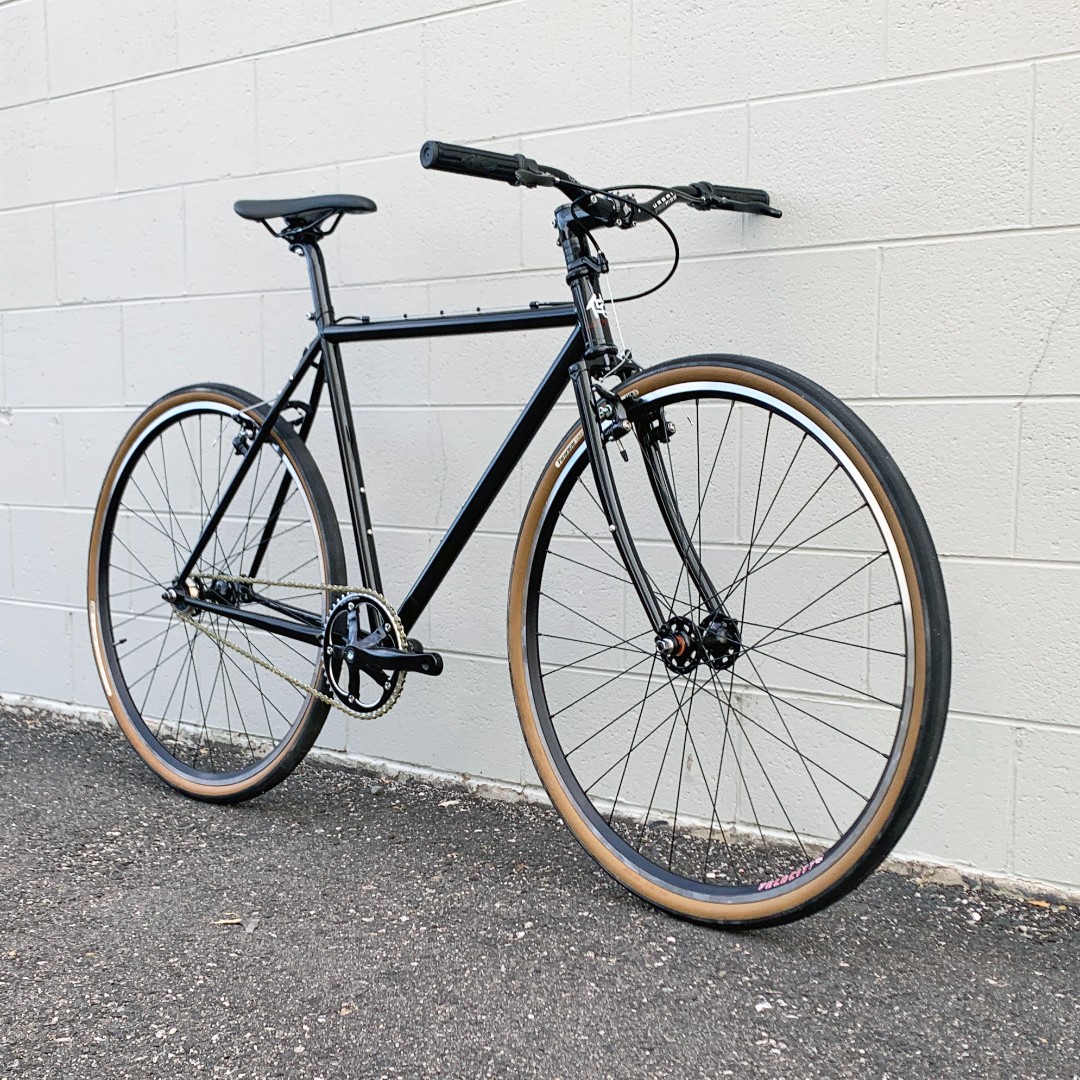 wabicycles's tweet photo. Wabi Thunder in Obsidian Black with black components. Gold chain and brown sidewalls for some subtle flair. Upgrades include Velocity A23 wheelset, GravelKing SKs and Origin8 wide riser bars.

#wabicycles #singlespeed #velocitywheels #velocityusa #panaracer #origin8 https://t.co/AuUI66ij0h