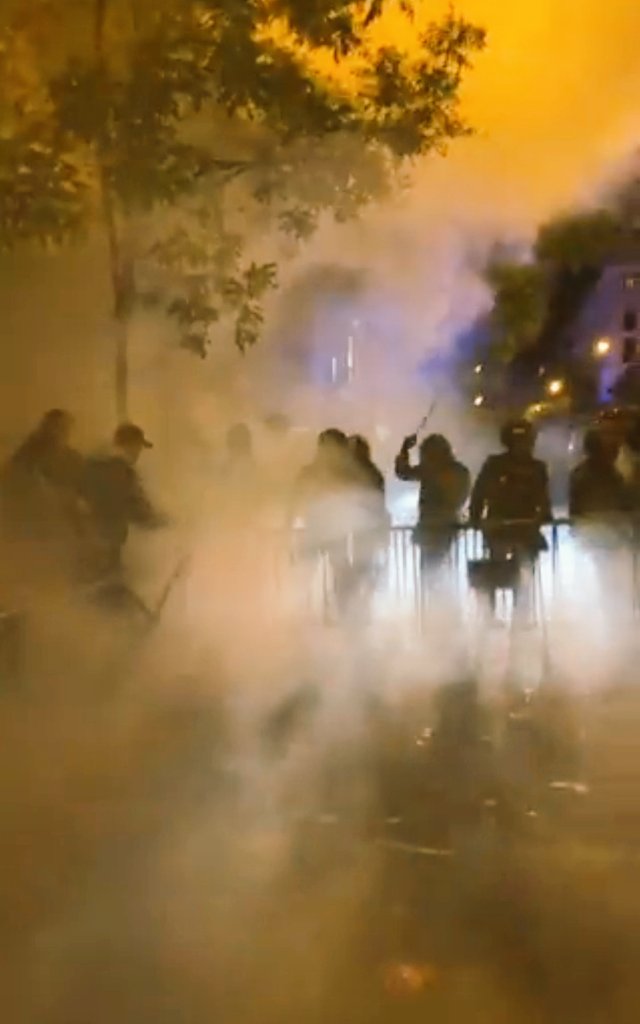 MelisaDRuiz's tweet photo. Hoy queda demostrado que excusar con "cumplen órdenes" ya no vale.
O con España o contra ella https://t.co/z9HrUbpQCG