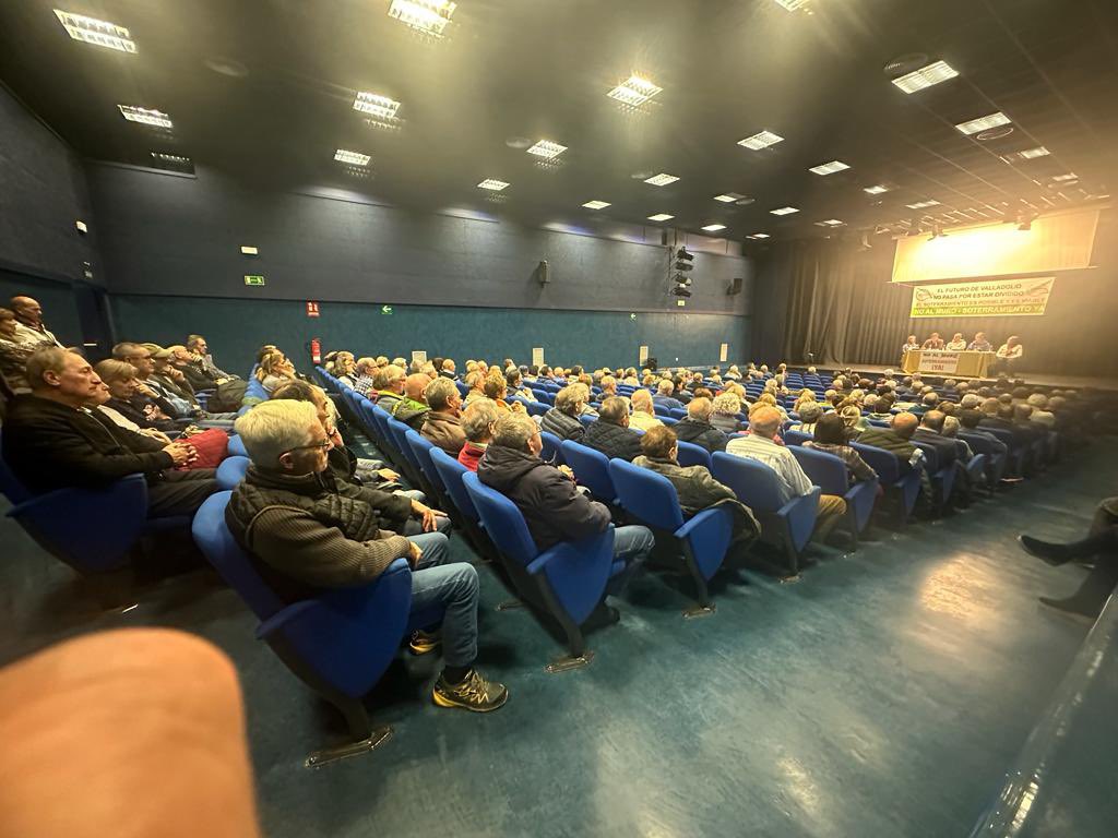 CyLwowUser's tweet photo. -> ʟᴊʀ ɴᴏᴛɪᴄɪᴀs 🔴 La Plataforma por el #Soterramiento de las vías del tren (@Sote1Plataforma) en #Valladolid celebra una multitudinaria asamblea informativa en el Centro Cívico Zona Este https://t.co/J31Lb1XzeV