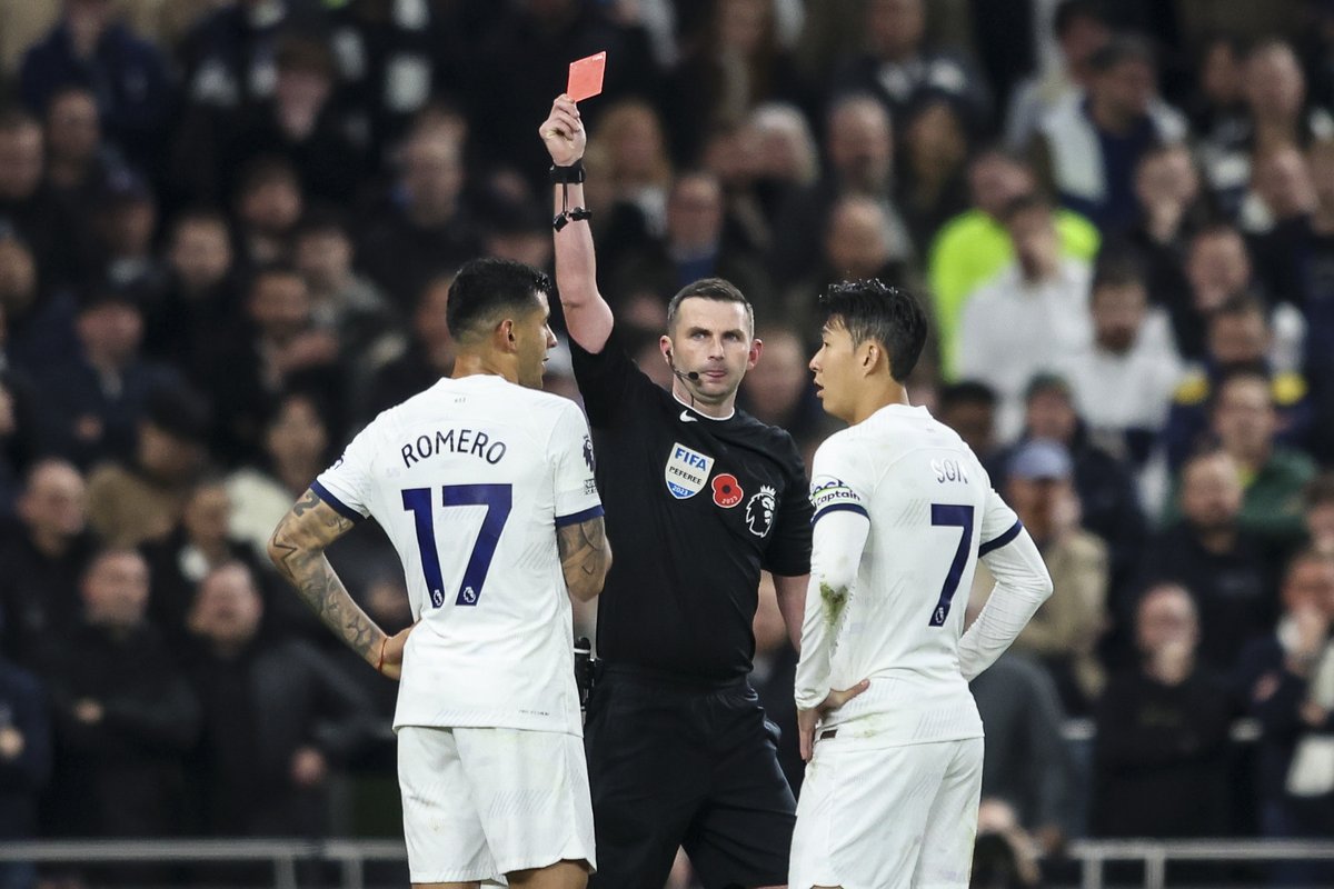 OptaAnalyst's tweet photo. The first half of Spurs vs Chelsea went on for 56 minutes and 26 seconds, but it was so chaotic that just 23 minutes and 21 seconds of that saw the ball in play.