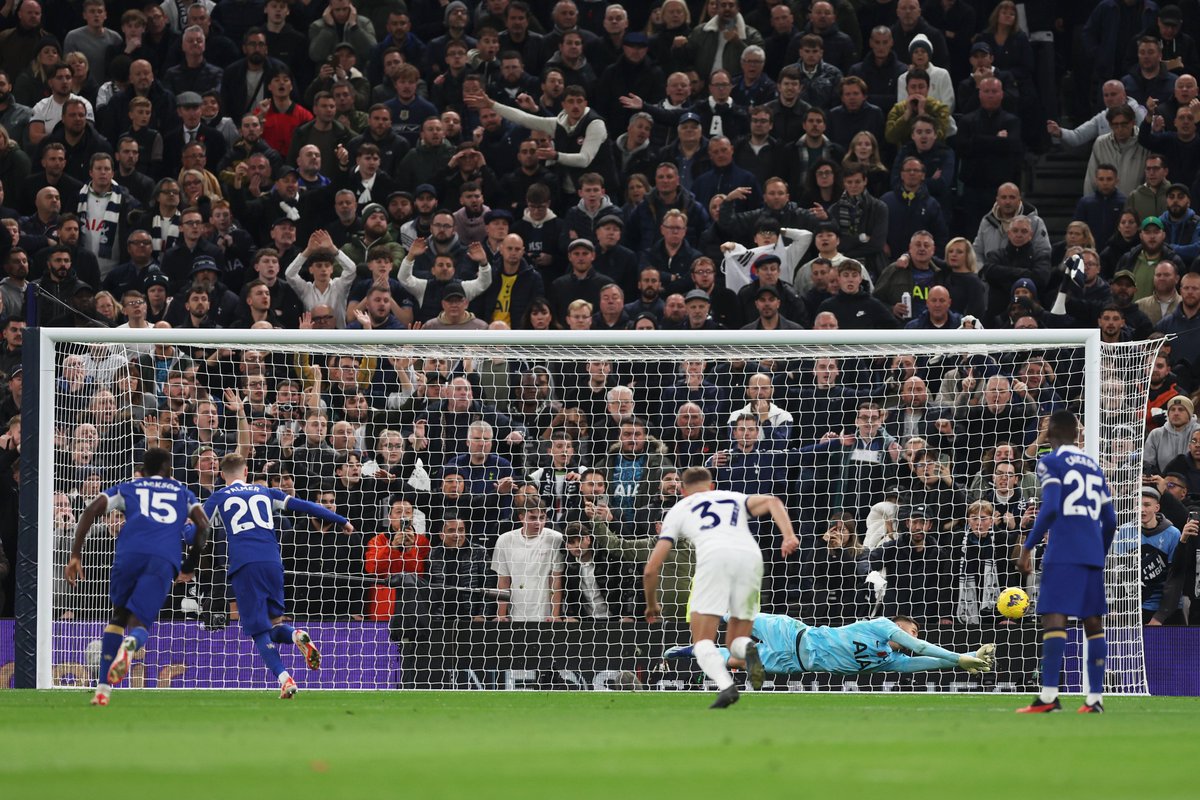 OptaAnalyst's tweet photo. The first half of Spurs vs Chelsea went on for 56 minutes and 26 seconds, but it was so chaotic that just 23 minutes and 21 seconds of that saw the ball in play.
