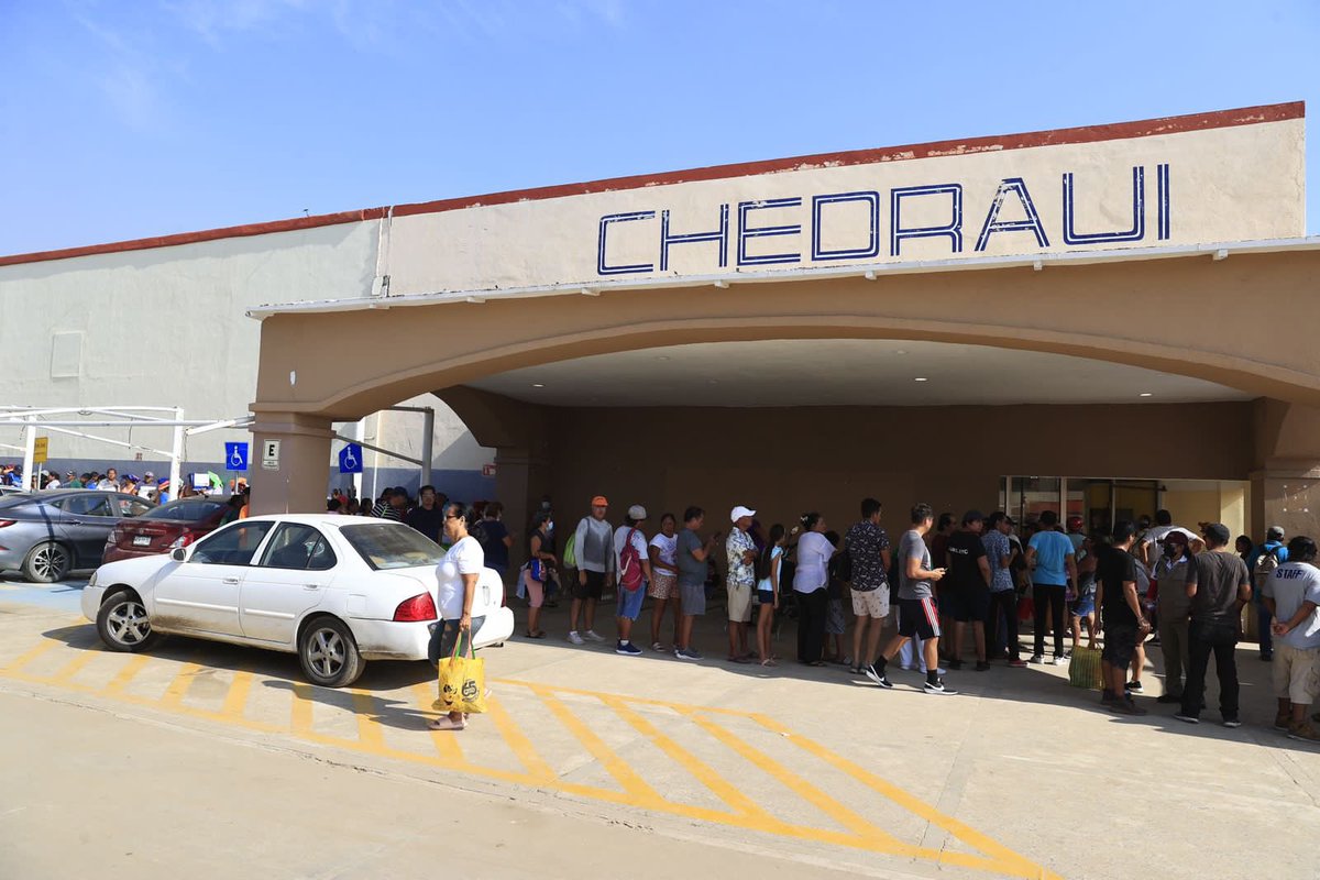 EvelynSalgadoP's tweet photo. Queridas familias acapulqueñas, les comparto una excelente noticia como parte de la recuperación de #Acapulco tras el paso de “Otis”. Hoy, cuatro sucursales de @Chedrauioficial han reabierto sus puertas en Diamante, Cayaco, Centro y Costera, ofreciendo más de mil 800 productos esenciales para nuestra comunidad.

Este progreso es tan solo el comienzo, ya que día a día activaremos más espacios para garantizar el abasto de los artículos básicos para nuestra gente. Además, esperamos la próxima apertura de la tienda en Pie de la Cuesta este miércoles. (1/2)