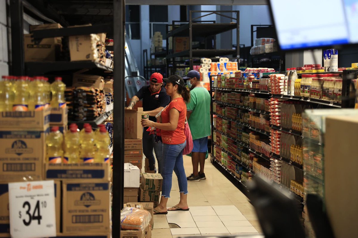 EvelynSalgadoP's tweet photo. Queridas familias acapulqueñas, les comparto una excelente noticia como parte de la recuperación de #Acapulco tras el paso de “Otis”. Hoy, cuatro sucursales de @Chedrauioficial han reabierto sus puertas en Diamante, Cayaco, Centro y Costera, ofreciendo más de mil 800 productos esenciales para nuestra comunidad.

Este progreso es tan solo el comienzo, ya que día a día activaremos más espacios para garantizar el abasto de los artículos básicos para nuestra gente. Además, esperamos la próxima apertura de la tienda en Pie de la Cuesta este miércoles. (1/2)