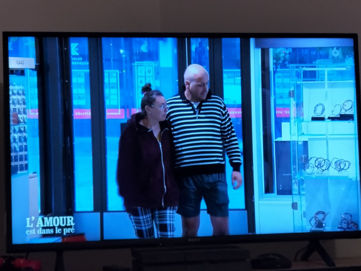 elfinicheur's tweet photo. Mais QUI a pars ce couple pourrait acheter des fleurs aux pompes funèbre #adp #adp23 #adp2023 #m6 https://t.co/ujWZvpo6ef