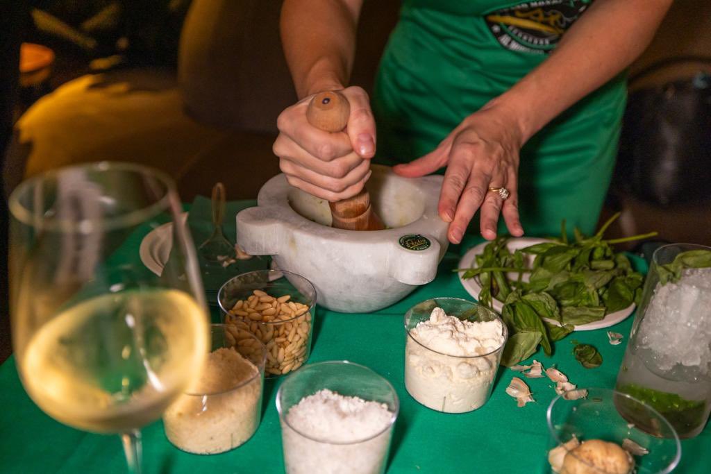 lamialiguria's tweet photo. Che spettacolo il gigantesco pesto al mortaio che questa sera si è illuminato di luci e colori ✨Nel frattempo i semifinalisti del Campionato mondiale del pesto si sono sfidati a colpi di mortaio, guidati dallo chef Roberto Panizza

#lamialiguria #pesto
#pestoworldchampionship https://t.co/gACSSM45cX