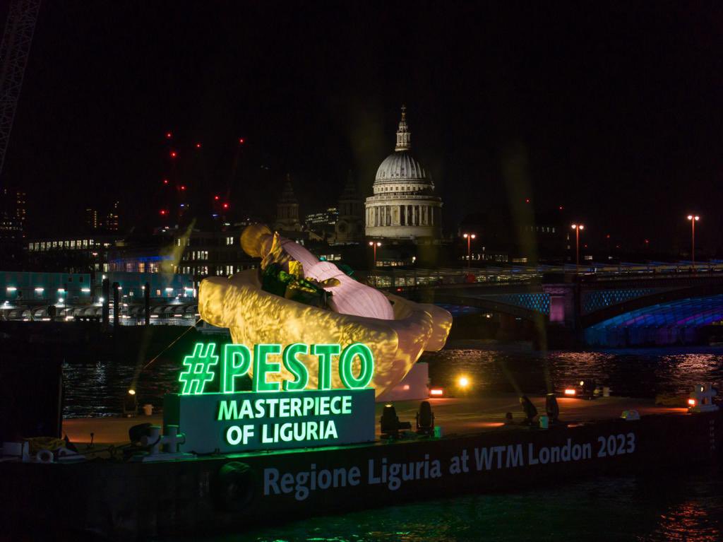 lamialiguria's tweet photo. Che spettacolo il gigantesco pesto al mortaio che questa sera si è illuminato di luci e colori ✨Nel frattempo i semifinalisti del Campionato mondiale del pesto si sono sfidati a colpi di mortaio, guidati dallo chef Roberto Panizza

#lamialiguria #pesto
#pestoworldchampionship https://t.co/gACSSM45cX