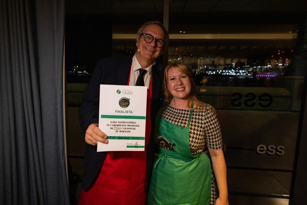 lamialiguria's tweet photo. Che spettacolo il gigantesco pesto al mortaio che questa sera si è illuminato di luci e colori ✨Nel frattempo i semifinalisti del Campionato mondiale del pesto si sono sfidati a colpi di mortaio, guidati dallo chef Roberto Panizza

#lamialiguria #pesto
#pestoworldchampionship https://t.co/gACSSM45cX