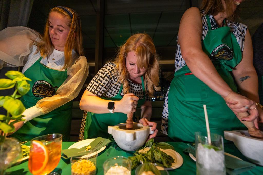 lamialiguria's tweet photo. Che spettacolo il gigantesco pesto al mortaio che questa sera si è illuminato di luci e colori ✨Nel frattempo i semifinalisti del Campionato mondiale del pesto si sono sfidati a colpi di mortaio, guidati dallo chef Roberto Panizza

#lamialiguria #pesto
#pestoworldchampionship https://t.co/gACSSM45cX