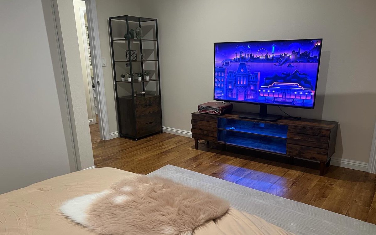 theairstudio's tweet photo. The Oasis bedroom is now operational and available for musicians to book to stay while working here at Air Studios!

Key features include:
- Private full bathroom. 
- A smart TV with a PlayStation connected. 
- Access to a private outdoor space. https://t.co/05QkyBj07B