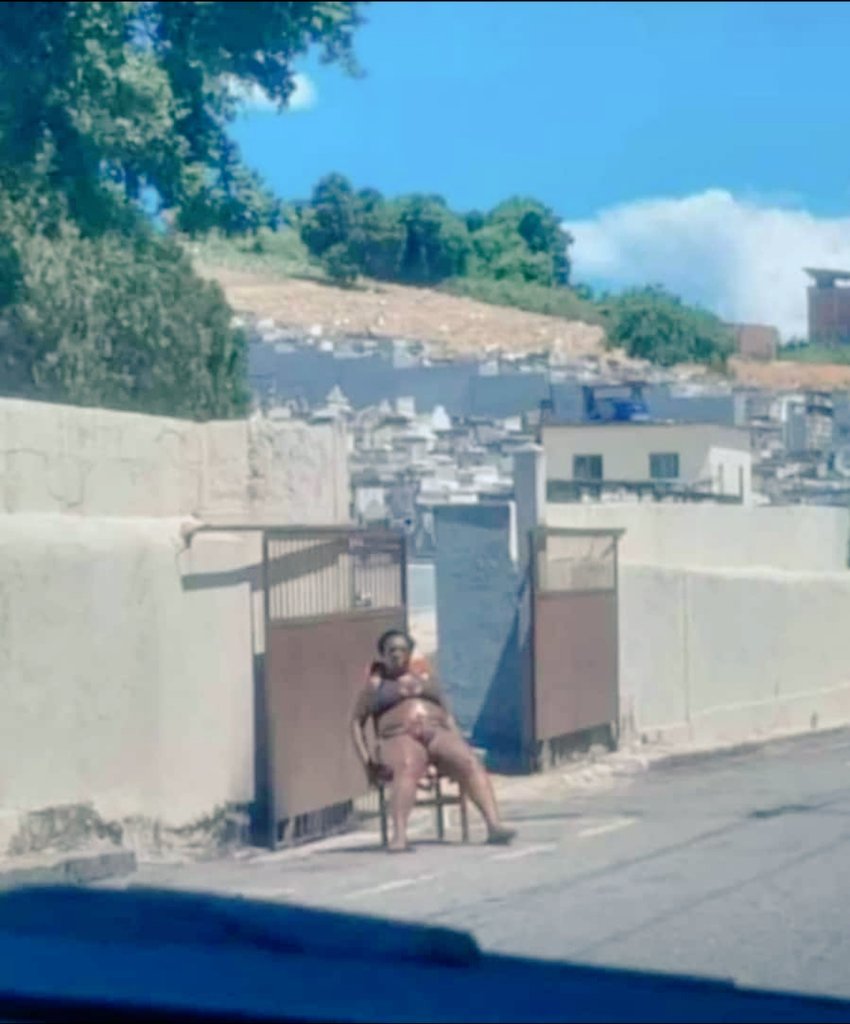 ilhadepazz's tweet photo. Aqui na ilha tudo é diferenciado, ate defunto levanta pra pegar sol no cemiterio do cacuia. 🤣🤣🤣 https://t.co/ObhGYFHHrd