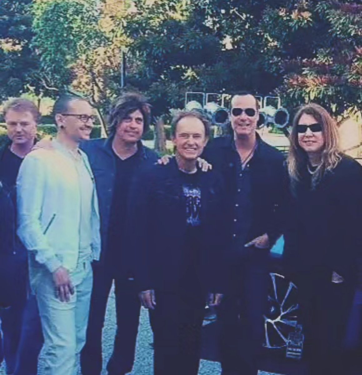 anderssonmarten's tweet image. It&apos;s very hard to wrap your head around the fact that 3 of these amazing souls are not with us living anymore. 🙏💔🌈 They will of course always be part of us and their music will always be around
L-R: #StanSharp #chesterbennington #DeanDeleo #GaryWright #RobertDeLeo #Marten