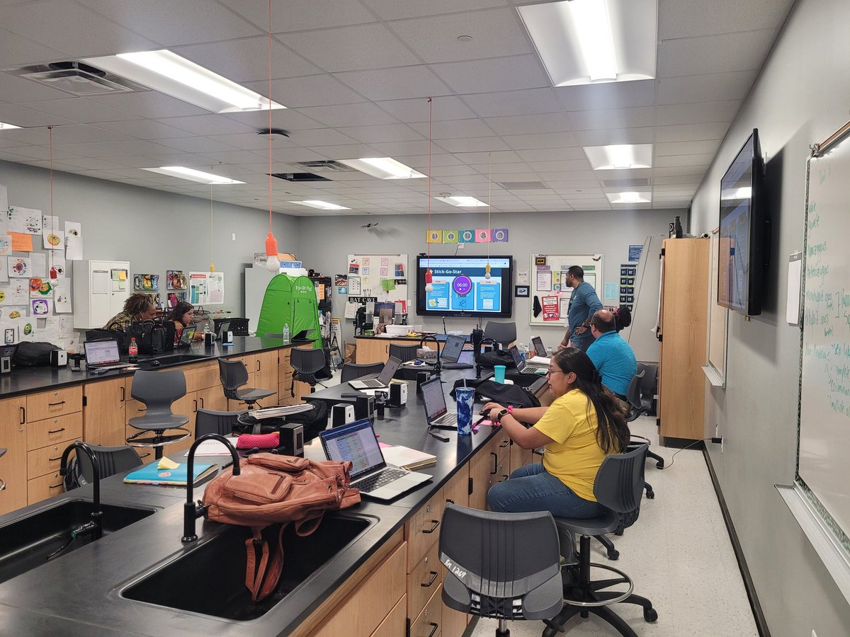 pedrozaerick's tweet image. Teachers working hard on DSC day learning how to create guided assessments!
#Joy4Math
#MathRules
@lopez_diane
@JonesLowanna
@FWISDPLI
@KenyailCarr