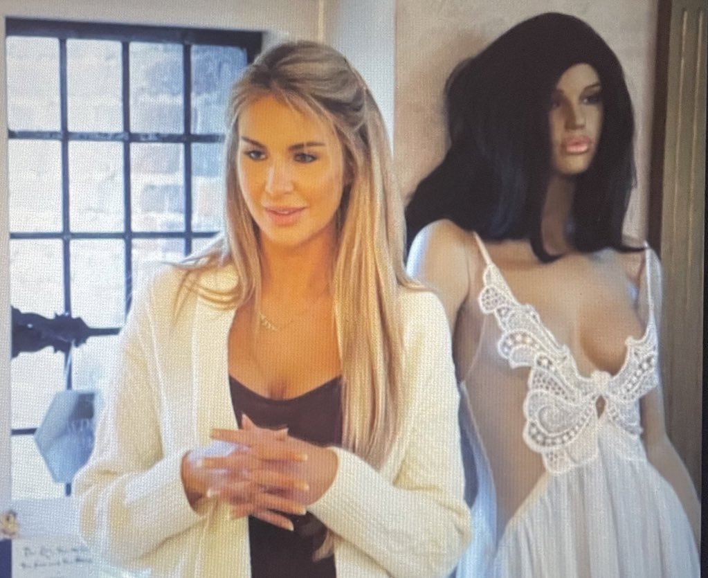 cherrycolaminx's tweet photo. Nice to see Peggy’s parents keep a mannequin to remind them of what she used to look like #MAFSUK https://t.co/lSMdvhiXyT