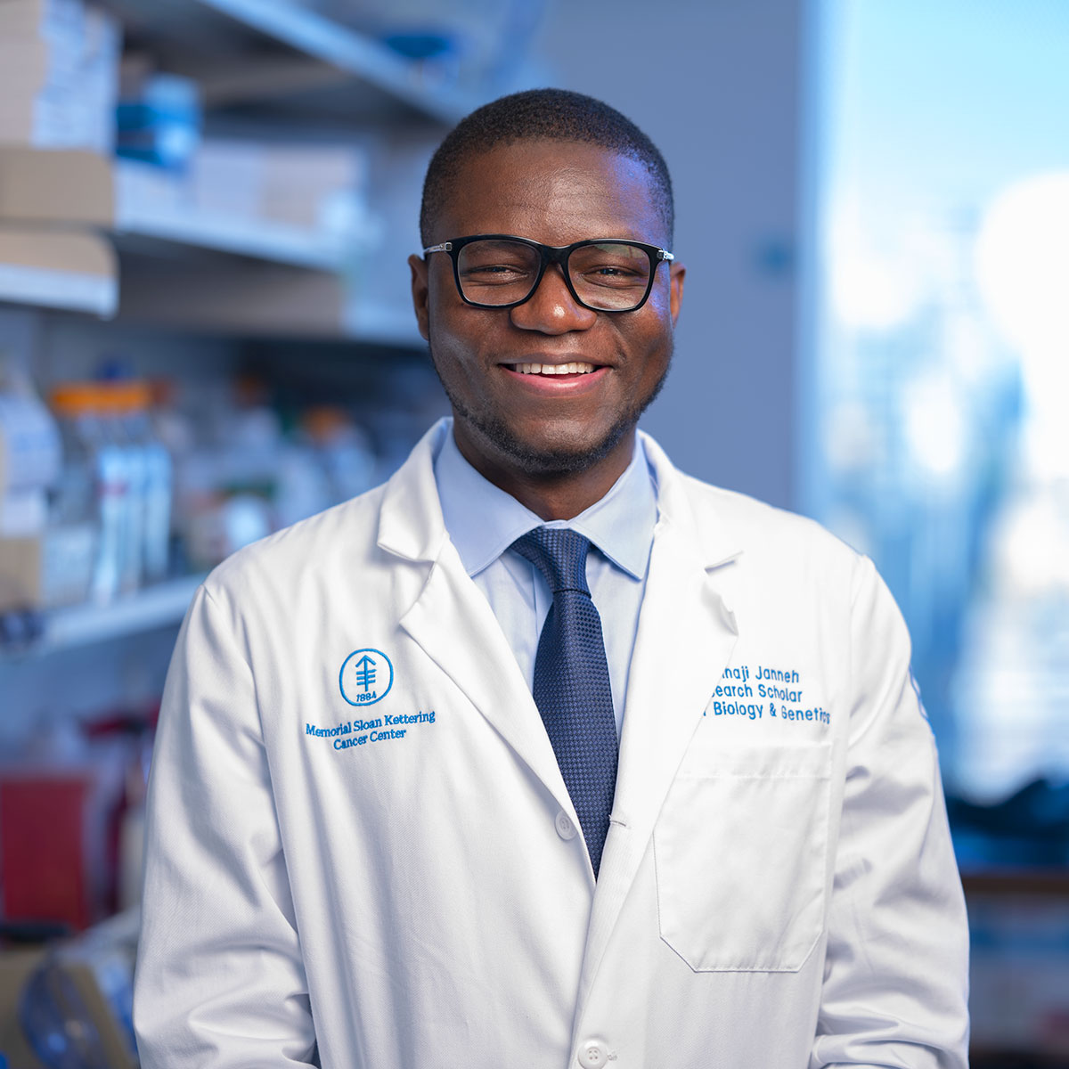 ✨Welcome to the Massagué Lab Alhaji Janneh✨ Dr. Janneh obtained his Ph.D at the Medical University of South Carolina in Charleston, SC. He is currently working on the on TGF-β-induced epithelial-mesenchymal transition (EMT) molecular mechanisms in cancer🔬.
