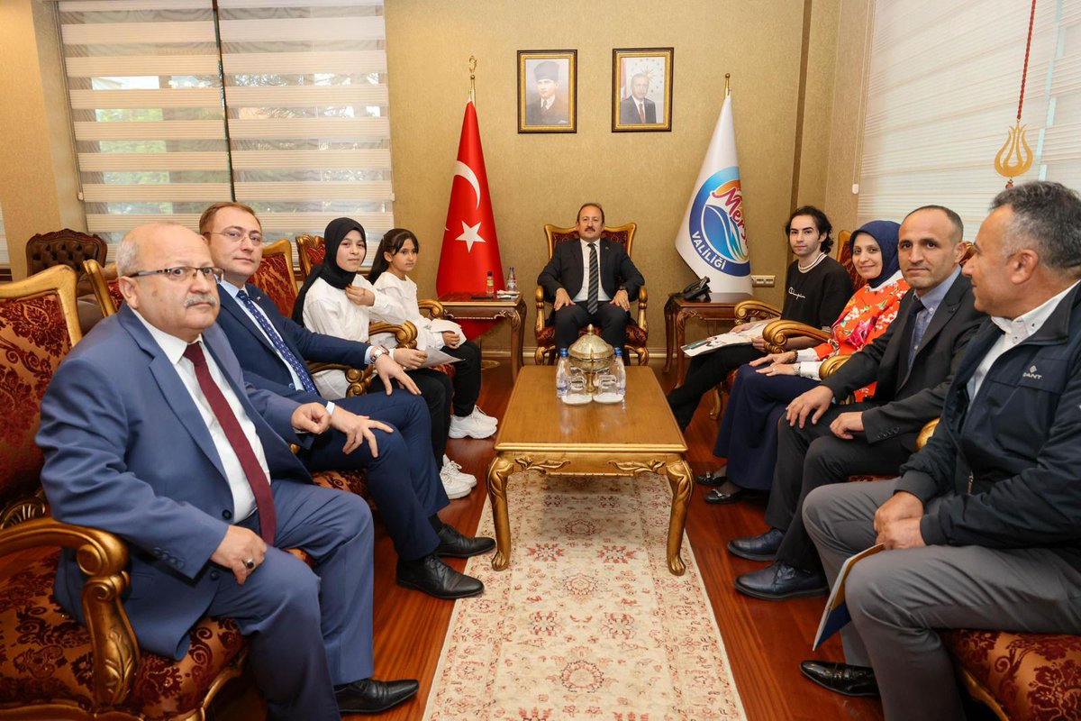 MersinValiligi's tweet photo. Vali Ali Hamza Pehlivan, Türkiye Genelinde Düzenlenen “Bilinçli Tüketim ve Tüketici Hakları” Konulu Resim Ve Karikatür Yarışmasında Ödül Alan Öğrencileri Kabul Etti
https://t.co/CDtFUeSIxN https://t.co/7lFL8IZGGV