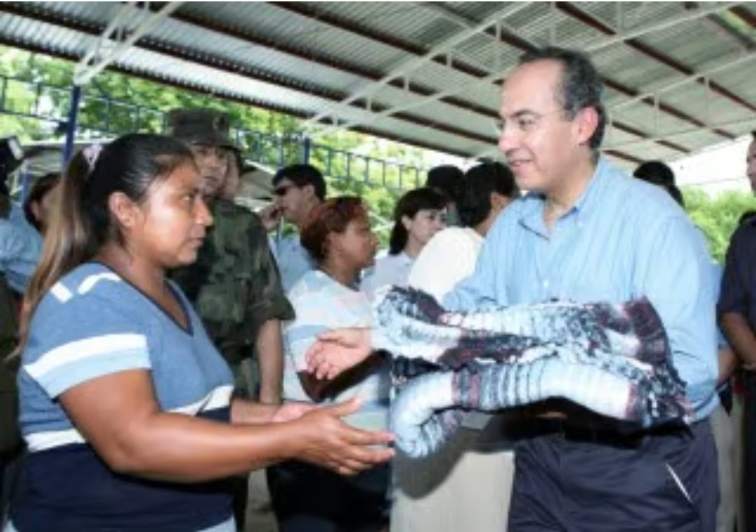 catrina_nortena's tweet photo. #EstamosConAcapulco 
🚨 Antes con el Prian de @felipecalderon y su famoso Fonden se entregaban cobijas a los damnificados

Hoy con AMLO y la 4T se están entregando a los damnificados en Acapulco: refrigeradores, estufas, abanicos, licuadoras, etc.

Hoy estamos mejor que nunca... https://t.co/EH62vX0T35