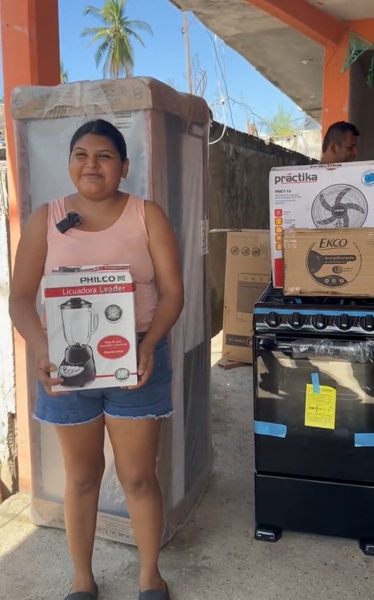#EstamosConAcapulco 
🚨 Antes con el Prian de @felipecalderon y su famoso Fonden se entregaban cobijas a los damnificados

Hoy con AMLO y la 4T se están entregando a los damnificados en Acapulco: refrigeradores, estufas, abanicos, licuadoras, etc.

Hoy estamos mejor que nunca...
