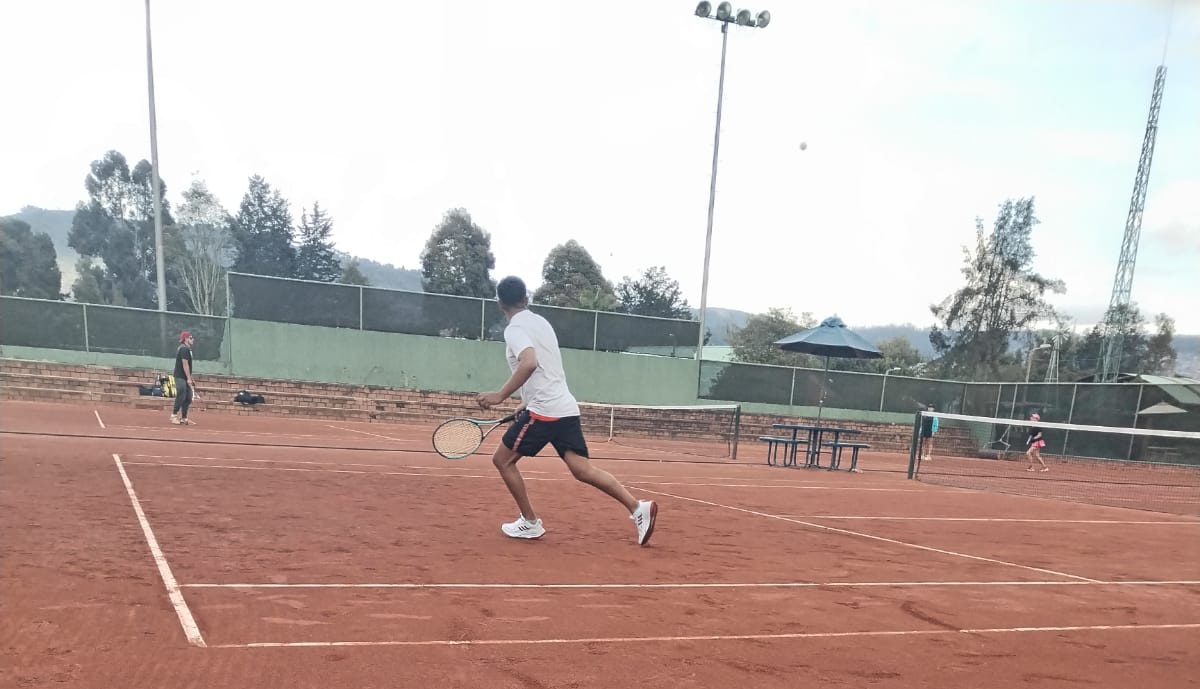 SIR7OSADO's tweet photo. Un poquito de ejercicio y distracción, no caen nada mal 🎾 https://t.co/2sJKqM7lJv