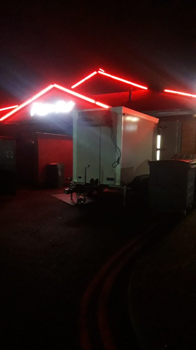 Will_Fridge's tweet photo. Breakdown covered saving plenty of stock with our FT002 
#refrigeratedtailer
#fridgetrailer
#freezertrailer
#fridge
#freezer
#trailer
#emergency
#breakdown
#quickresponce
#savedstock https://t.co/ZtnmG8lnXM
