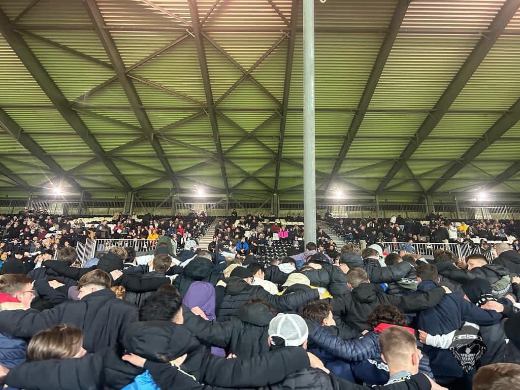UltrasMadeinFR's tweet photo. ⚽️ Angers - Valenciennes 
📢 Kop de la Butte 1992 ! 
📆 Samedi 4 novembre 2023
📸 @kdlb92_off 

#SCOVAFC https://t.co/DRgGIVliBw