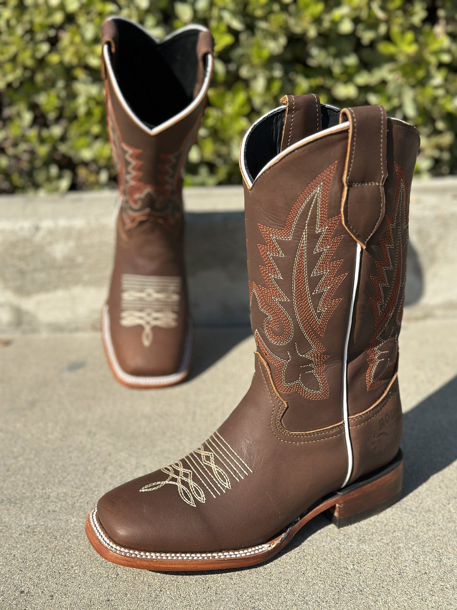 rodeodurango's tweet photo. One of the newest additions to the Women’s boot collection 🔥
🔍Shop: Women's Brown with Flames Leather Sole Square Toe Rodeo Boot
In stock & ready for purchase!
shop https://t.co/8URQbGk7MI or link in bio #botasrodeo #westerwear #mexico #boots #vaquera #botasvaqueras #western https://t.co/zxtRjcbjzi