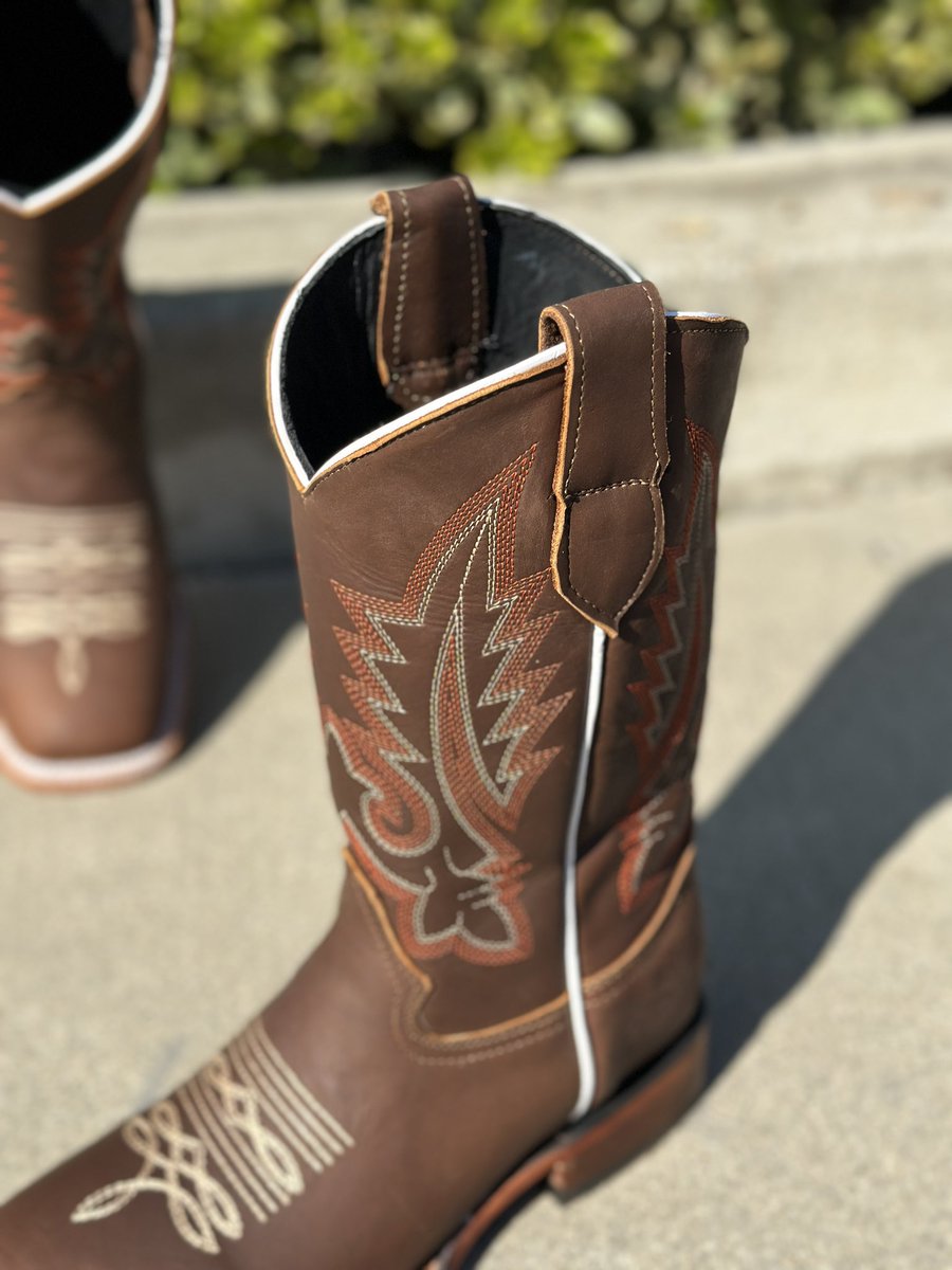 rodeodurango's tweet photo. One of the newest additions to the Women’s boot collection 🔥
🔍Shop: Women's Brown with Flames Leather Sole Square Toe Rodeo Boot
In stock & ready for purchase!
shop https://t.co/8URQbGk7MI or link in bio #botasrodeo #westerwear #mexico #boots #vaquera #botasvaqueras #western https://t.co/zxtRjcbjzi