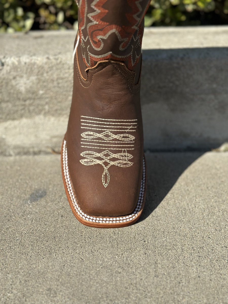 rodeodurango's tweet photo. One of the newest additions to the Women’s boot collection 🔥
🔍Shop: Women's Brown with Flames Leather Sole Square Toe Rodeo Boot
In stock & ready for purchase!
shop https://t.co/8URQbGk7MI or link in bio #botasrodeo #westerwear #mexico #boots #vaquera #botasvaqueras #western https://t.co/zxtRjcbjzi