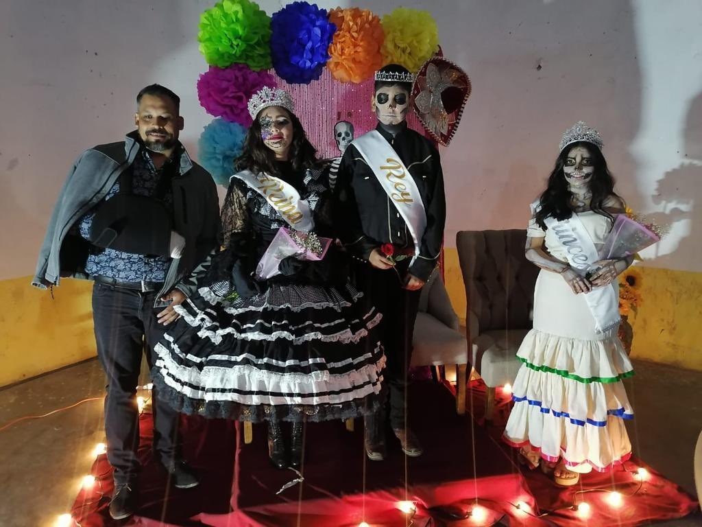 _RobledoJM's tweet photo. #EST18 #Cuauhtémoc #Durango ¡Agradecemos a padres, maestros, alumnos y comunidad de Cuauhtémoc por la increíble Kermesse de Día de Muertos! Celebramos cultura y creatividad ¡Gracias por el apoyo! #Disfraces #Calaveritas #DíaDeMuertos @SEP_mx @guillermoadamec @Letamaya @SEED_Dgo https://t.co/IOXyslsujL