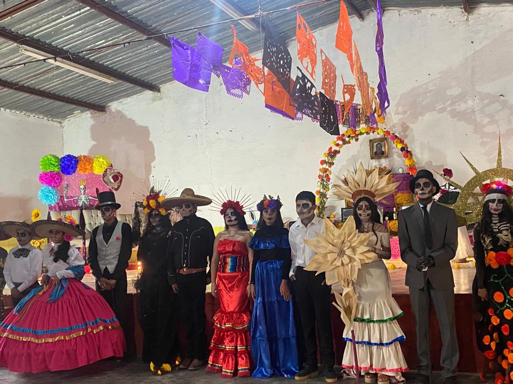 _RobledoJM's tweet photo. #EST18 #Cuauhtémoc #Durango ¡Agradecemos a padres, maestros, alumnos y comunidad de Cuauhtémoc por la increíble Kermesse de Día de Muertos! Celebramos cultura y creatividad ¡Gracias por el apoyo! #Disfraces #Calaveritas #DíaDeMuertos @SEP_mx @guillermoadamec @Letamaya @SEED_Dgo https://t.co/IOXyslsujL