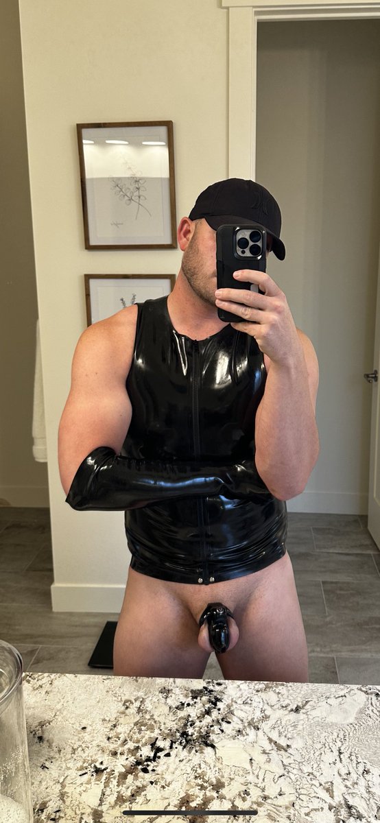 twotwunks's tweet photo. Was recently told I give off more “Hunk” than “Twunk” energy. 

Is it time to change my handle? 

#Latex https://t.co/keiUScb5Zg