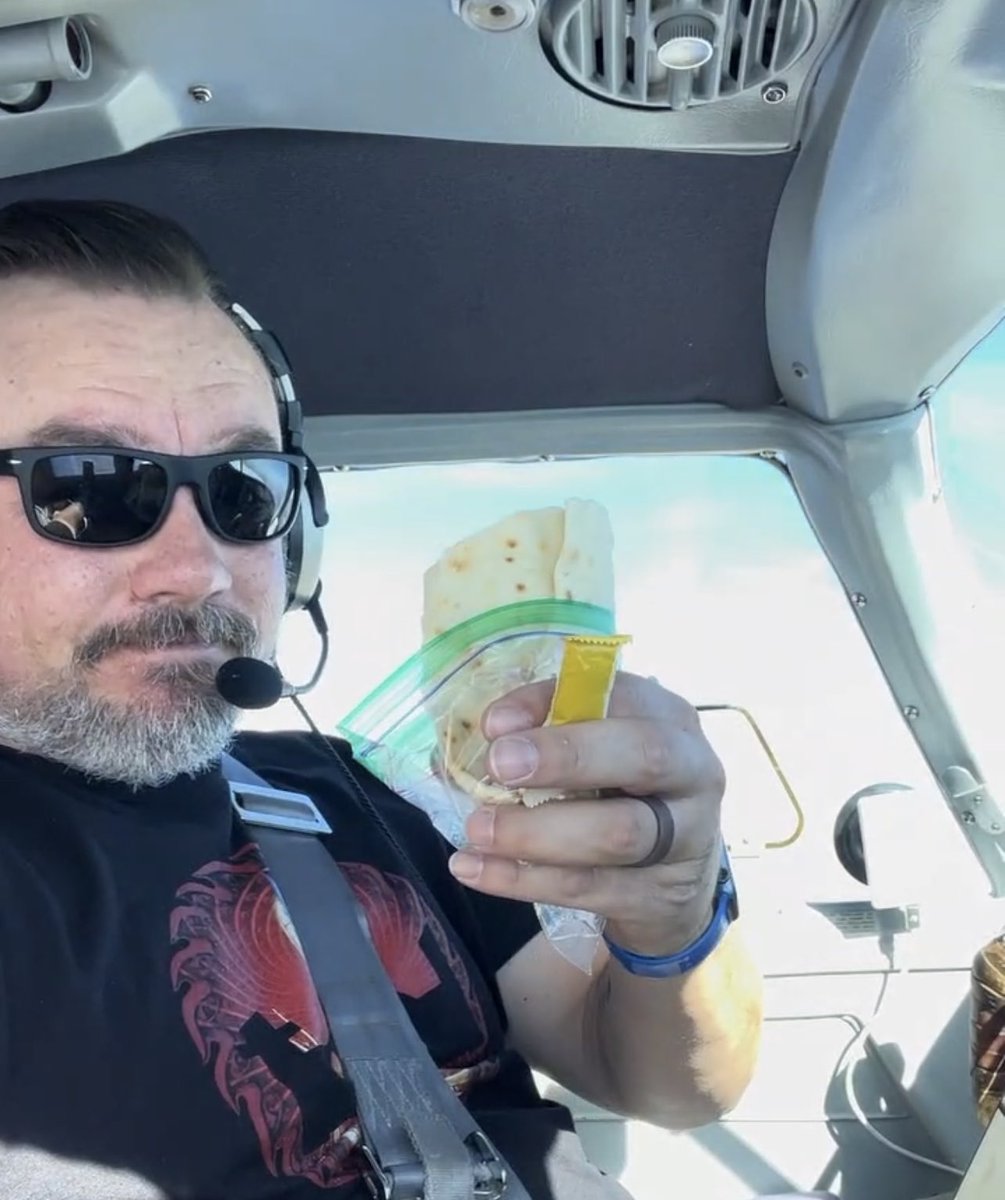 ChadAviation's tweet photo. @NiceAirAviation Cheers! #FlightDeckMonday #fivepointfive https://t.co/SDpucfwsge