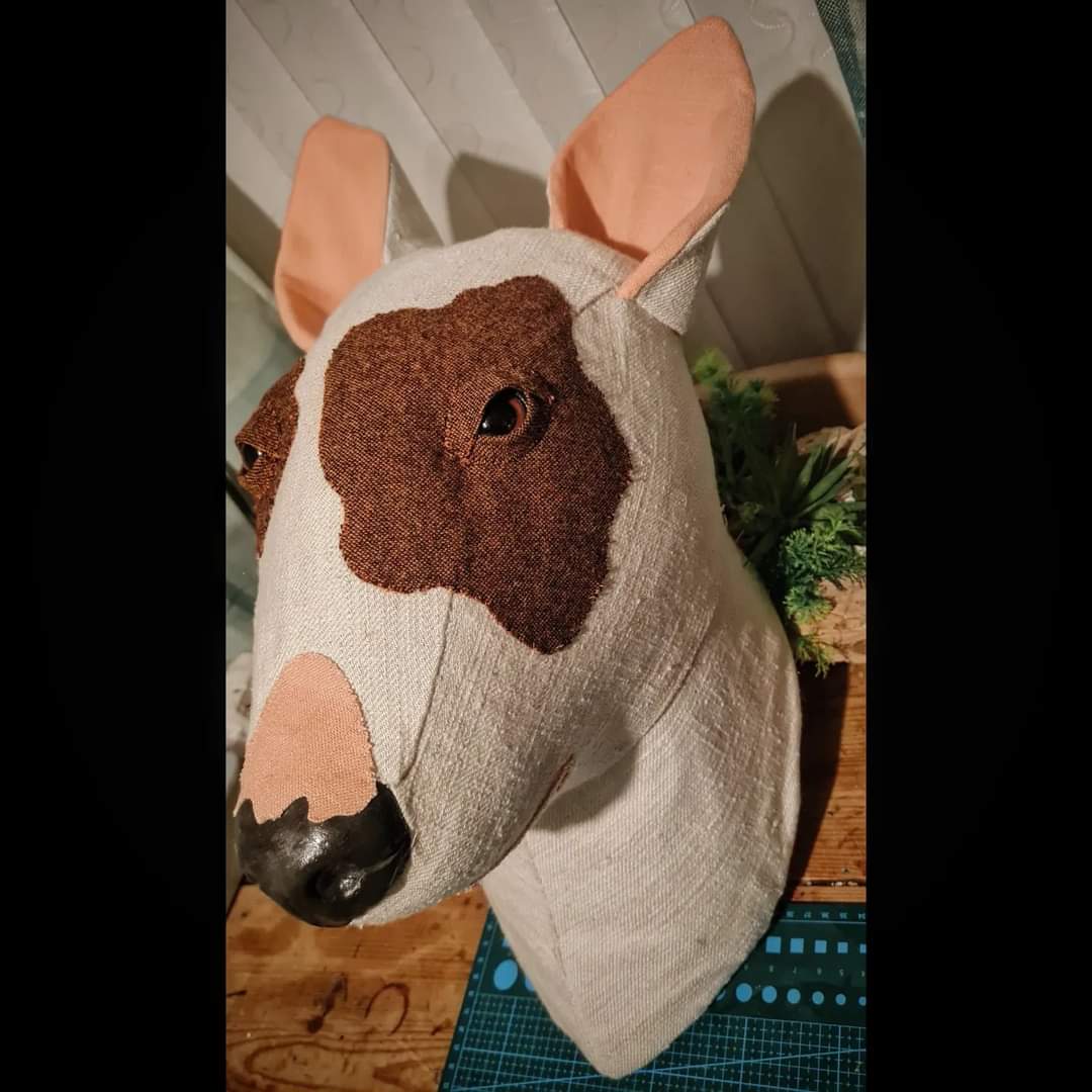 Jaynetunners's tweet photo. Bullseye! A 50cm high English bull terrier head. 
A custom commission, using mainly the client's fabric. 
Thimbles were needed.
Four more different breeds to go.....
#doghead #fabricdog #englishbullterrier #handstitched #textilesculpture #dogs #craftedcreatures https://t.co/9LV2Hbr7Ub