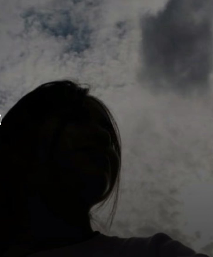 ريح المطر جدد حنين الفاقدين
كلن توجه ناظره يم السما ..
كلن تذكر في حياته مبعدين
القاع ممطوره .. وداخلهم ضما..الله يرحم فقيدي ويغفر له يارب يارب🤲