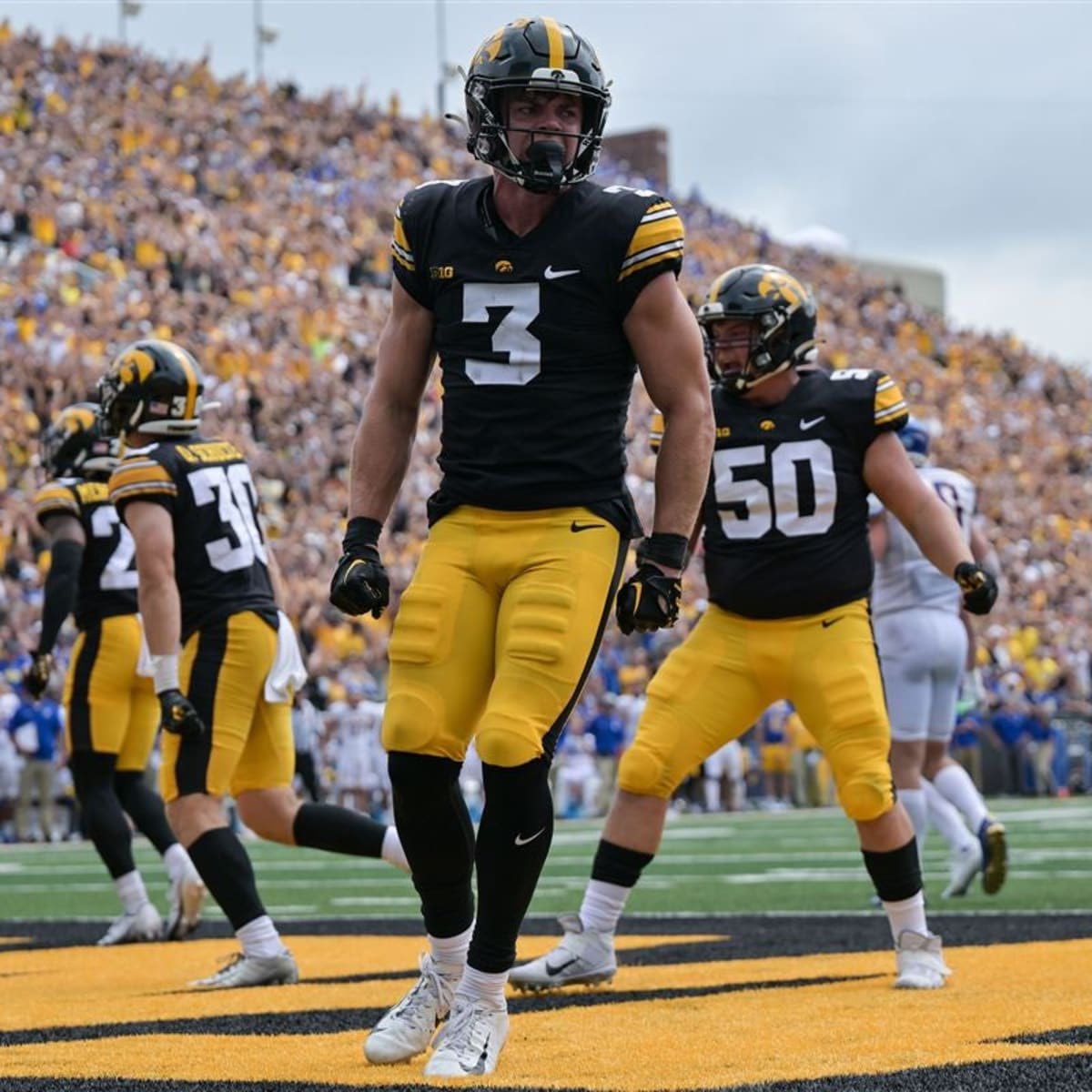 CFBReport's tweet photo. USC points allowed in the past 6 games: 265

Iowa points allowed in the past 2 seasons: 284 https://t.co/mjJsNNxFHh