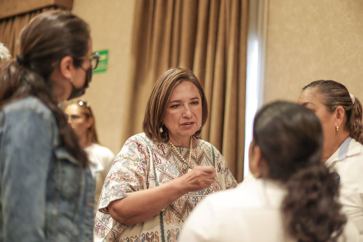 XochitlGalvez's tweet photo. Madres buscadoras: sé que la impotencia de lidiar con autoridades insensibles y sin soluciones es un dolor casi tan grande como la misma incertidumbre.

Tengan la certeza que estoy con ustedes y caminaré a su lado hasta encontrar a sus hijos.

#ConEllasDeCorazón
#ConTodoElCorazón
#NoEstánSolas