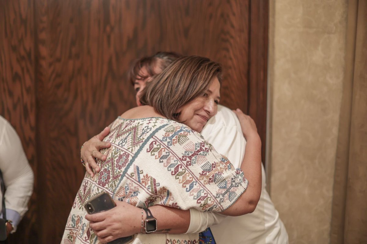 XochitlGalvez's tweet photo. Madres buscadoras: sé que la impotencia de lidiar con autoridades insensibles y sin soluciones es un dolor casi tan grande como la misma incertidumbre.

Tengan la certeza que estoy con ustedes y caminaré a su lado hasta encontrar a sus hijos.

#ConEllasDeCorazón
#ConTodoElCorazón
#NoEstánSolas