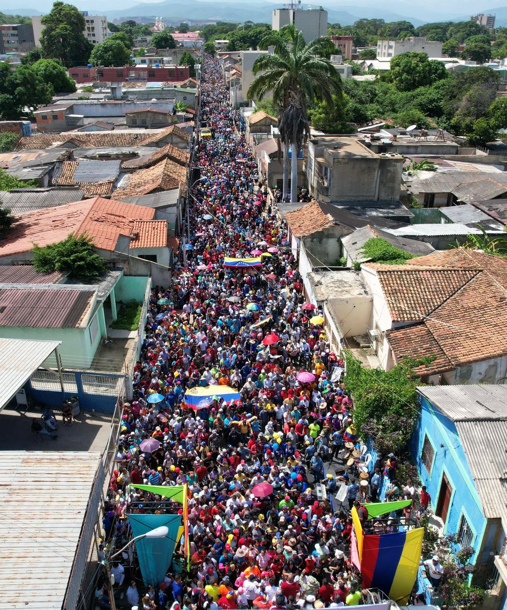 PartidoPSUV's tweet photo. En Cumaná, estado Sucre, arrancó la campaña con una masiva movilización en defensa del territorio Esequibo. 

@pinfantea 
@GPintoVzla
#SiPorElE5equibo https://t.co/eKXfzfGISk