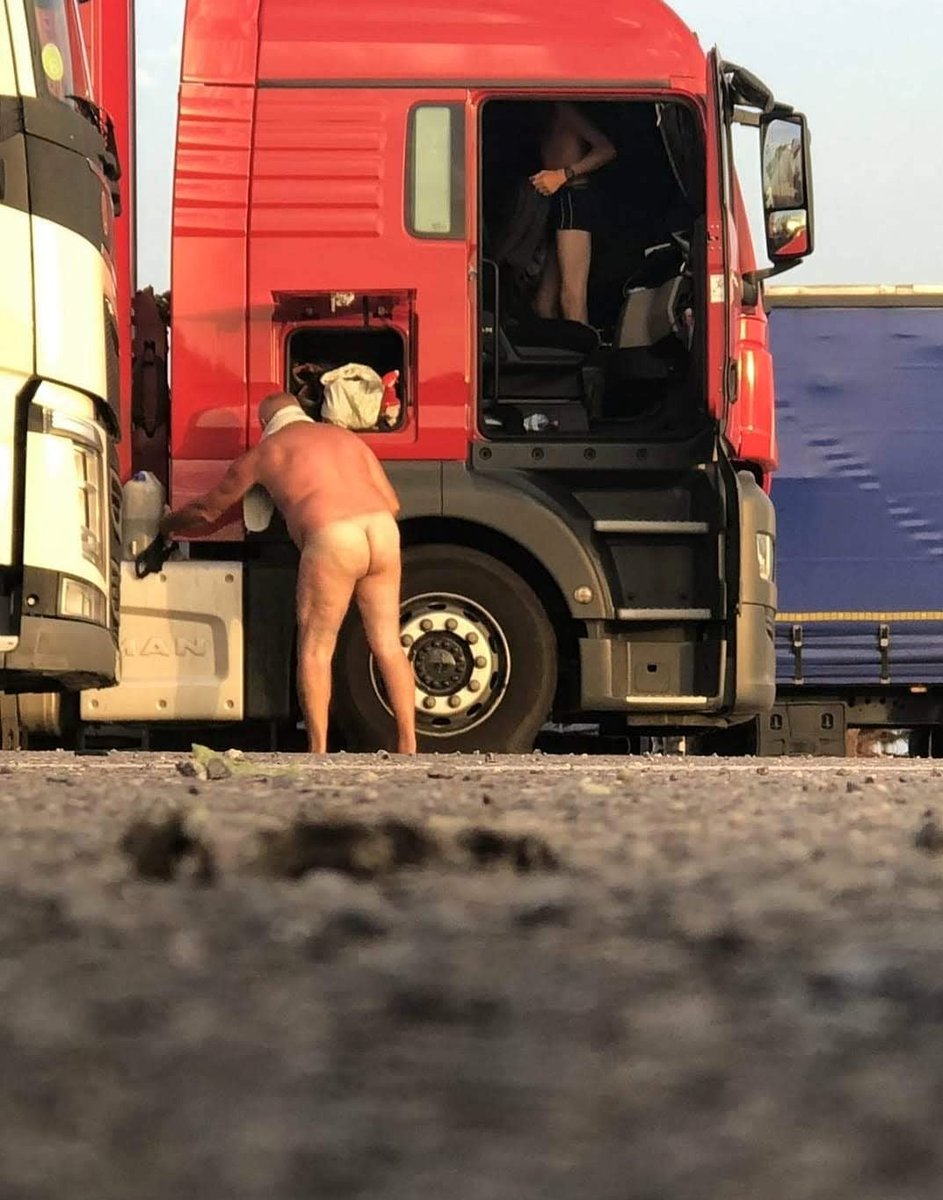 JohnBosley78's tweet photo. Slice of roadlife

#truckers #truckerlife #truckerrest #restingarea #truckerrealness #dadbod #Chubby #chubdad #pissingtrucker #sexontheroad #cruising #outdoorcruising #camionisti #camioneros #camionerosgorditos #nakedmen #nakedtruckers https://t.co/H3hN9NWpcx