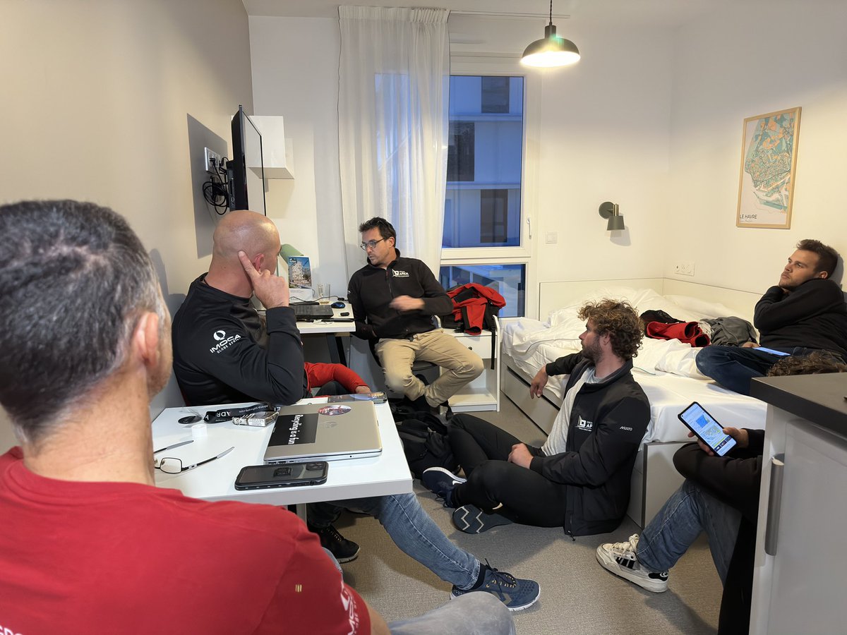 Dernier briefing d’équipe avant le départ demain 9h30 de la @TransatJV