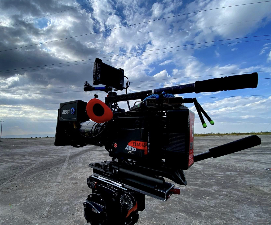 cttexp's tweet photo. 🎬🎬    Arri Alexa Mini LF + Cooke S7/i  40 mm   🎬🎬

Foto Cortesía: @chocosix

@arri @arrilatinamerica @cookeoptics

#cinemacamera #cinema #alexa #arrialexa #alexamini #minilf #cooke #cookelenses #CTT #cookeoptics #cinematography #cinematographylife #cinematographyequipment https://t.co/3IFOZQPU0i