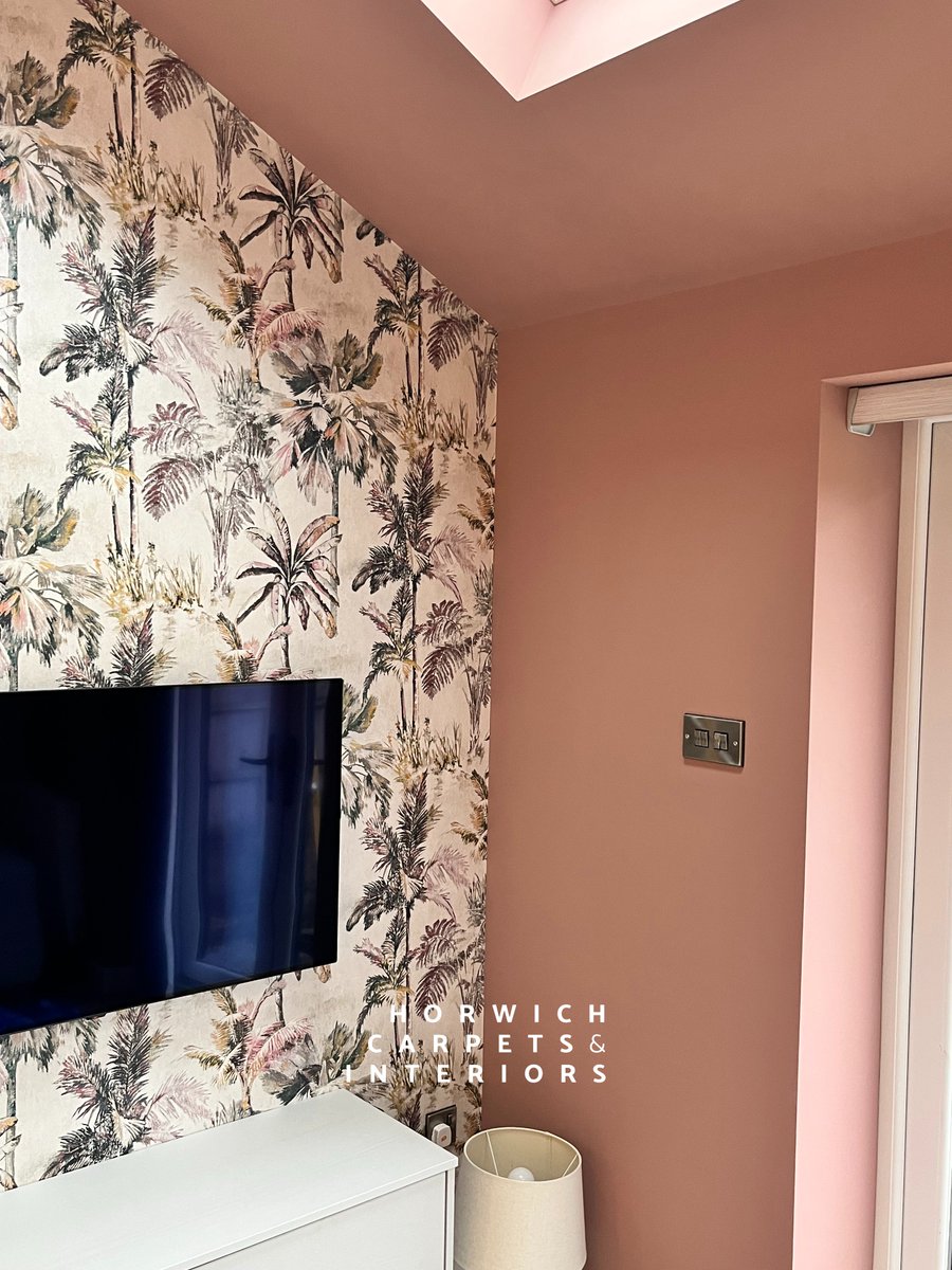 This stylish living room has been decorated using our Romo Japura wallpaper, Little Greene paints and Rol-lite roller and vertical blinds🌴

Wallpaper: ROMO Japura Flamingo
Paint: Little Greene Blush, China Clay Mid and China Clay Dark
Roller &amp; Vertical Blinds: Strand Blush Grey
