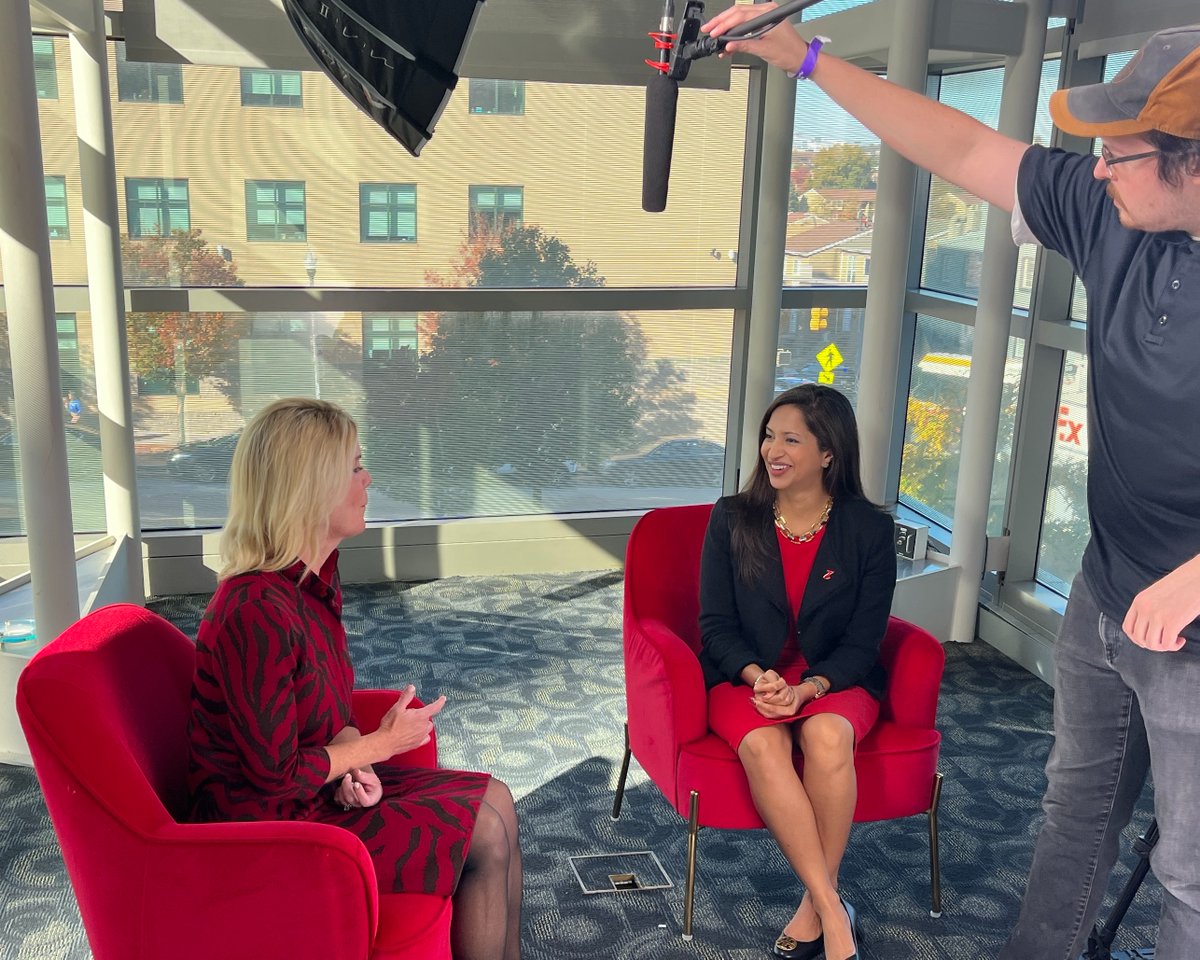 heartmaryland's tweet photo. Behind the scenes of Red Chair Series filming with @HopkinsMedicine physicians @KSharmaMD,
@evratchford, @WendyPost9 and @MMukherjeeMD hosted by Dr. Lisa Ishii, Sr. VP of Operations, Johns Hopkins Health Systems.
Johns Hopkins is a local sponsor of Go Red for Women. #GoRedMD https://t.co/sWm0YIBGUJ