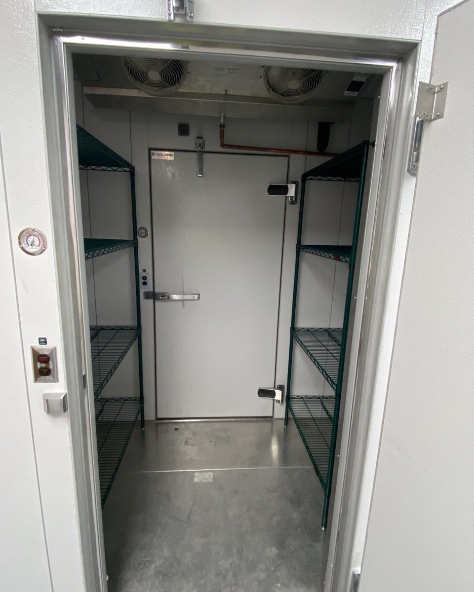 rapids_design's tweet image. A two-door walk-in cooler at an assisted living facility. We have experience with custom configurations for walk-ins, both indoor and outdoor. No matter your situation, we'll be able to help you find a solution!

#walkincooler #rapidsfoodservice #commercialkitchen