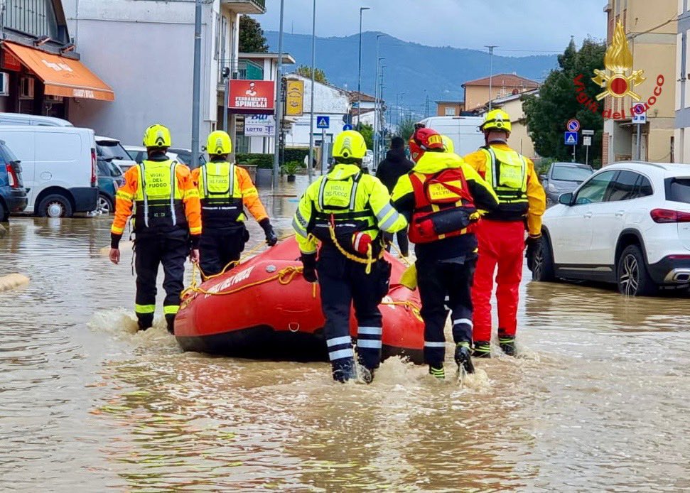 FondCaript's tweet photo. ⚠️ Contributo straordinario di 600mila euro deciso d’urgenza da #FondazioneCaript in favore delle popolazioni colpite dall’ #alluvione che negli ultimi giorni ha investito la provincia di #Pistoia , insieme ad altre aree della #Toscana 
 
Leggi di più 👉 https://t.co/0xl0V4mlOz https://t.co/pCgRemPfdh