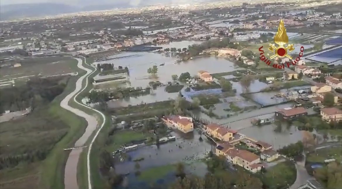 FondCaript's tweet photo. ⚠️ Contributo straordinario di 600mila euro deciso d’urgenza da #FondazioneCaript in favore delle popolazioni colpite dall’ #alluvione che negli ultimi giorni ha investito la provincia di #Pistoia , insieme ad altre aree della #Toscana 
 
Leggi di più 👉 https://t.co/0xl0V4mlOz https://t.co/pCgRemPfdh