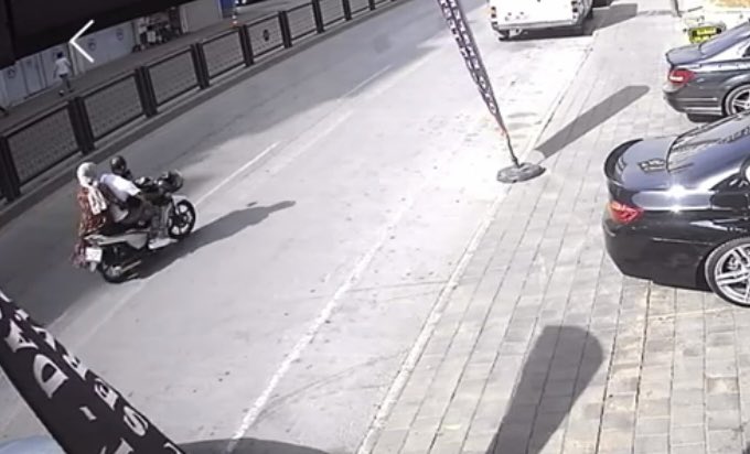 adanamasasi's tweet photo. Adana' seyir halindeki motosiklet sürücüsünü "Arı" sokunca feci kaza meydana geldi! İşyerine daldı, iki kişi yaralandı https://t.co/XRLMPIfPY5