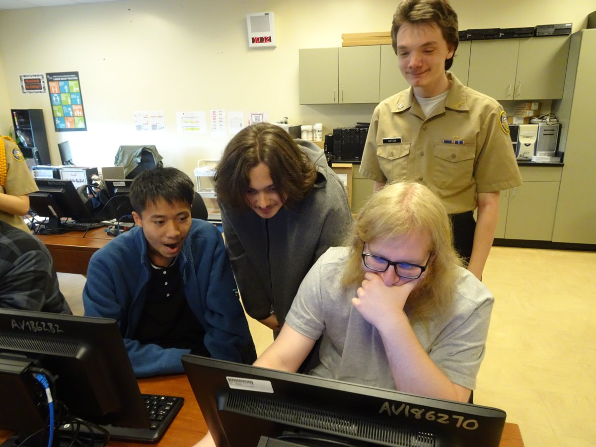 .@PSLAatFowler @SCSDCTE students recently teamed up to participate in the Air Force Association’s annual CyberPatriot Competition! Learn more about this competition and how it's helping the students become #SCSDCareerReady: syracusecityschools.com/districtpage.c…