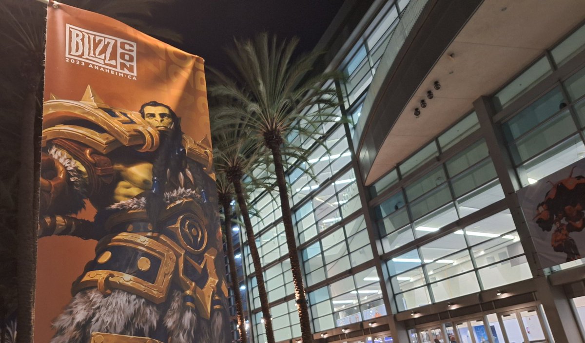 AlterTimeSK's tweet photo. Hoy toca cerrar una página y continuar.

Hoy finaliza nuestro viaje a la #BlizzCon2023 y quería personalmente (Hols) tener unas pequeñas palabras antes del documental que saldrá en nada.

En primer lugar, GRACIAS y millones de GRACIAS a todos los que veis de alguna forma AlterTime,  ya sea redes, web, YouTube, Twitch... Esperamos que o llevarais un trocito de BlizzCon con vosotros tras cada cosa que publicábamos. Sin vosotros esto no sería posible.

Segundo, a todos los que han estado detrás currando que son muchos: web, redes, YouTube, moderadores... La forma en la que apoyáis el proyecto y el canal no se paga ni con todo el dinero del mundo.

Tercero, a @Zermuk_lol y @paxelol por enfrentarse a un reto tan importante y por cuidar de nuestra casa. No os puedo decir cuánto os lo agradezco.

Cuarto a todo el equipo que ha acudido conmigo hasta la otra punta del mundo: @geloch_ , @Kompae , @HakuDesign_, @Elonyr_ y @JinseiBlackOw. Gracias por dejaros guiar y aconsejar. Para vosotros tendréis un audio especial pronto.

Quinto. Al equipo de @Warcraft_ES más @lavendervarya , @GwendoleenCosp y Cheng. Gracias por confiar en nosotros, en varias cosas que queríamos hacer y disculpad por tooooodos los correos y sugerencias enviados durante estos meses... Sólo queremos hacer todo el contenido posible para la comunidad.

Y si, seguro que podemos mejorar en cosas, pero eso ya está anotado y se pondrá remedio para el futuro. Tened por seguro que de una forma u otra ahí estaré en 2024.

Gracias de nuevo por compartir esta experiencia y vivencias. Hacer cosas como streamer dos veces desde la propia BlizzCon es splemente un sueño.

Seguimos trabajando