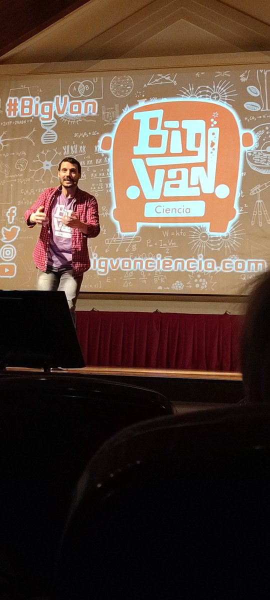 CienciaEnEl109's tweet photo. Aprendiendo #ciencia con #BigVan en #UniversidadDeValladolid @UVadivulga https://t.co/9LgGKRGplQ