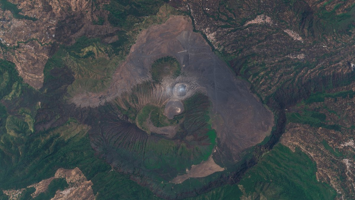 Satelite image of the Tengger caldera and Bromo volcano in East Java - Indonesia🇮🇩 today 06th November. Processed Sentinel-2📷@sentinel_hub